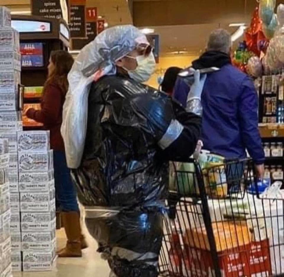 Muôn kiểu đeo khẩu trang tự chế như diễn hài thời Cô Vy-10