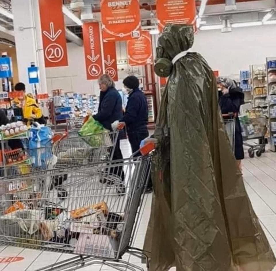 Muôn kiểu đeo khẩu trang tự chế như diễn hài thời Cô Vy-11