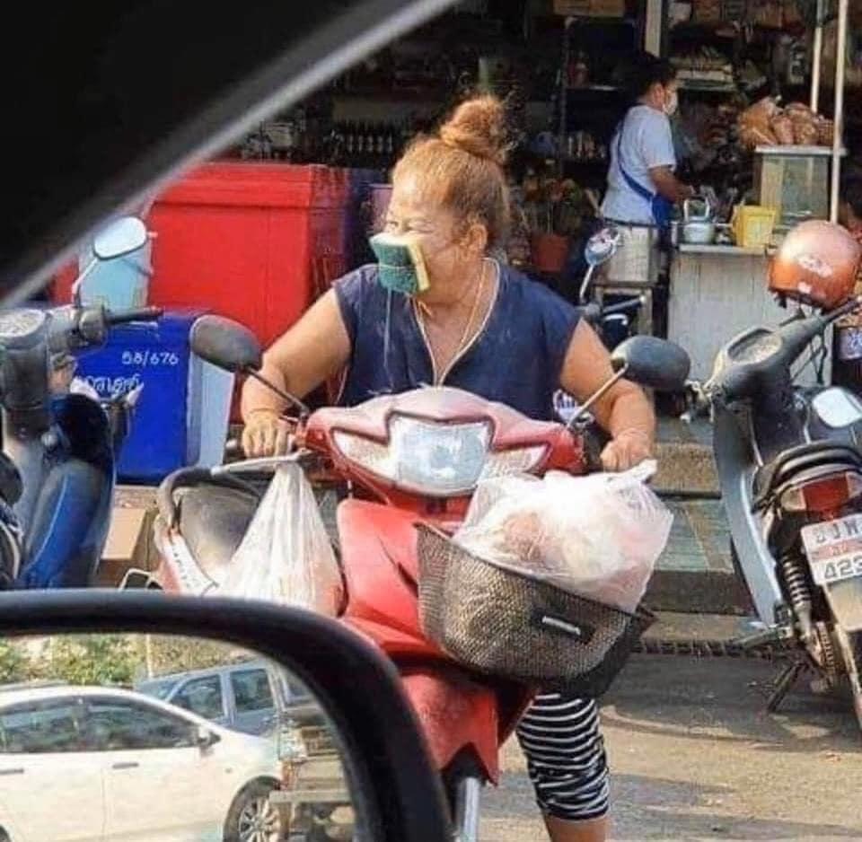 Muôn kiểu đeo khẩu trang tự chế như diễn hài thời Cô Vy-12