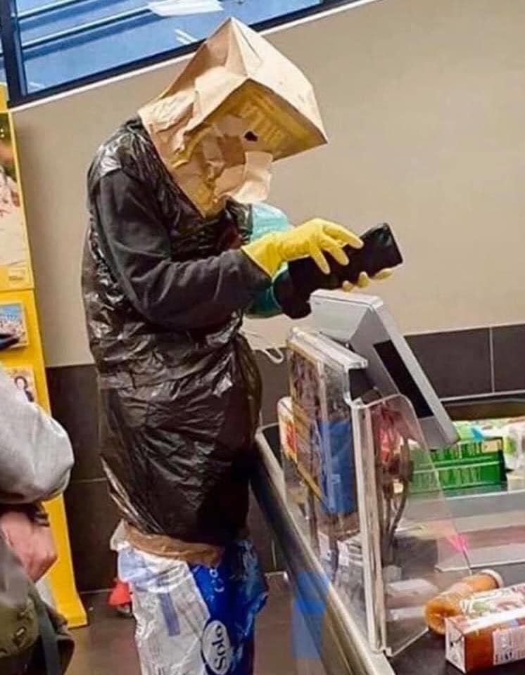 Muôn kiểu đeo khẩu trang tự chế như diễn hài thời Cô Vy-13