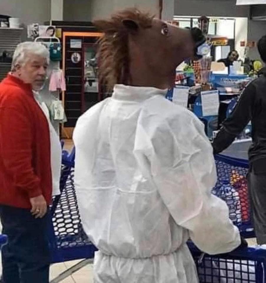 Muôn kiểu đeo khẩu trang tự chế như diễn hài thời Cô Vy-14