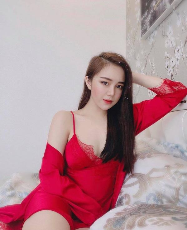 Hot girl Nhã Tiên đi theo xu hướng thời trang sexy nên không thể bỏ qua váy ngủ gợi cảm này.