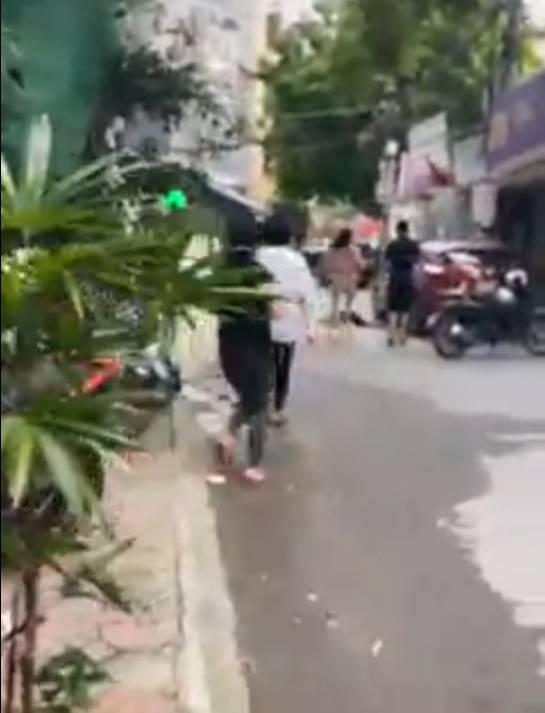 Vợ đánh ghen đập nát xe tiền tỷ: Con kia xuống chưa? Xuống!-1