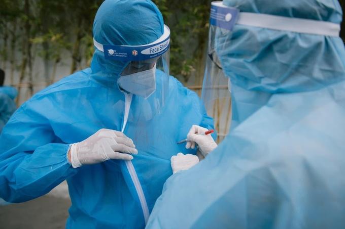 Những khoảnh khắc nghệ sĩ Việt giúp dân chống dịch gây xúc động-9