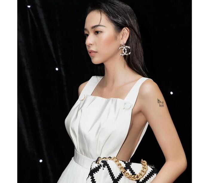 Tóc Tiên, Elly Trần khoe vòng 1 bốc lửa với mốt váy áo khoét sườn-5