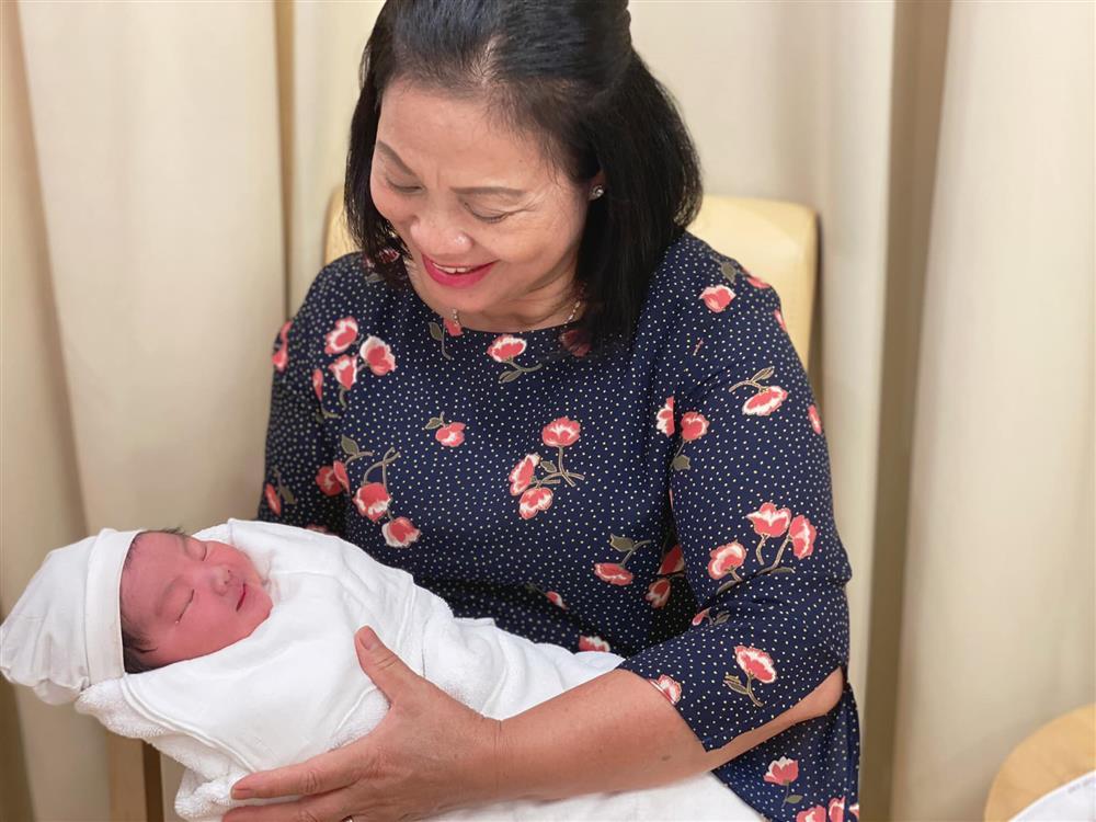 Con trai Hòa Minzy bên bà nội quyền lực, được cưng hết nấc-1