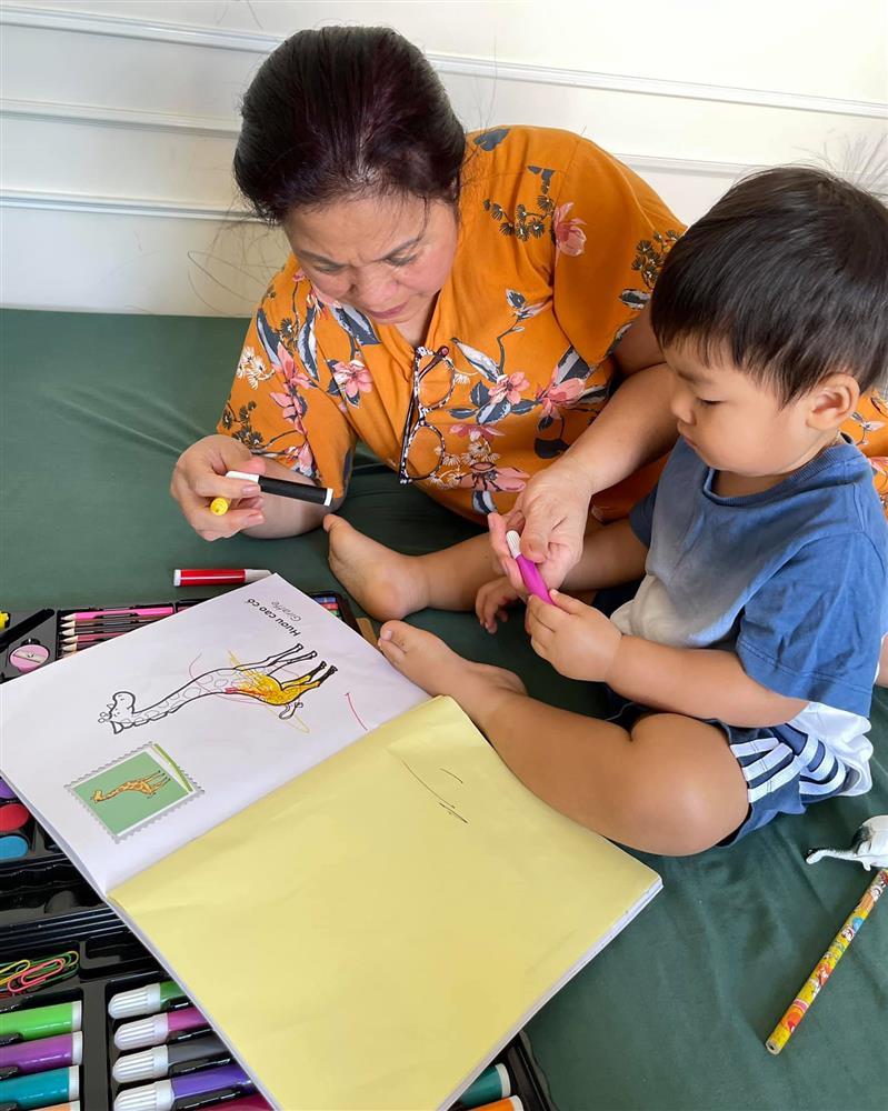 Con trai Hòa Minzy bên bà nội quyền lực, được cưng hết nấc-3