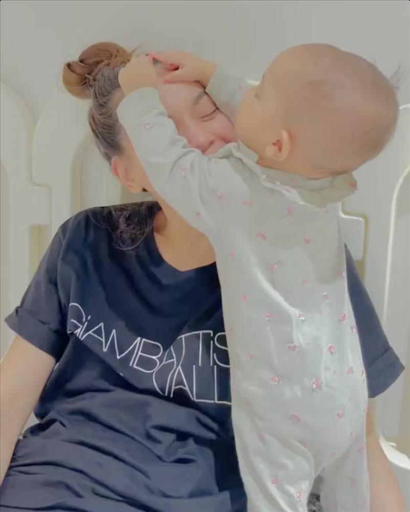 Nhìn Lisa chăm sóc mẹ Hà Hồ, ai cũng ước có một cô con gái-1