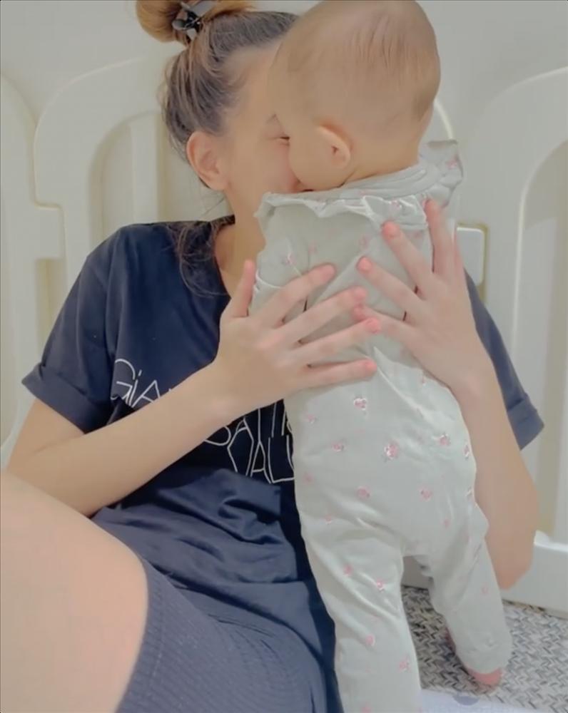 Nhìn Lisa chăm sóc mẹ Hà Hồ, ai cũng ước có một cô con gái-2