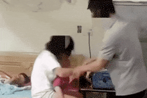 Clip: Chồng lao vào tát vợ tới tấp, mặc con nhỏ khóc ngằn ngặt-2