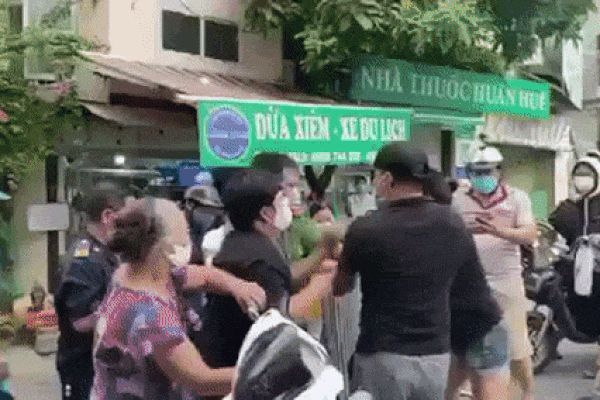 Cặp vợ chồng đòi 'thông chốt' ở chợ Yên Phụ: 'Anh là cái gì ở đây?'