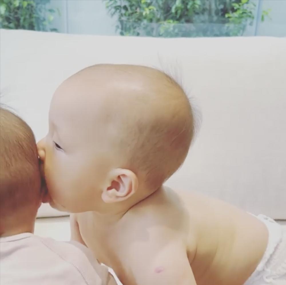 Cười xỉu màn cạp qua cạp lại của cặp sinh đôi nhà Hồ Ngọc Hà-1