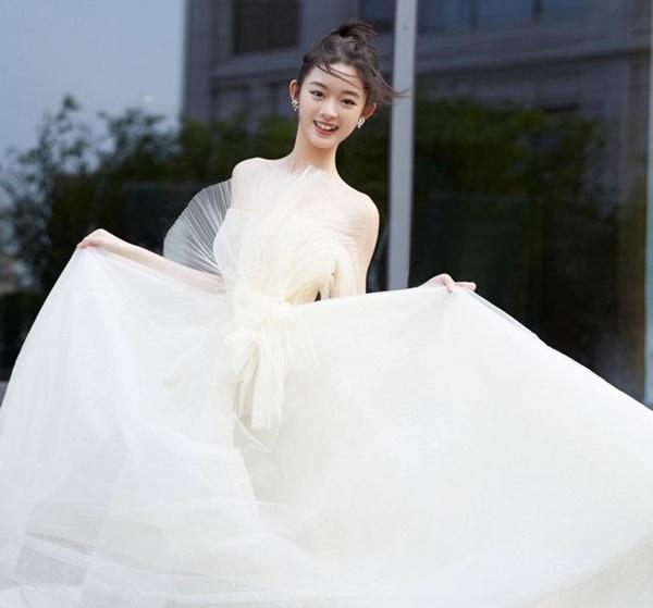 Lưu Diệc Phi bị sao nhí 14 tuổi thay thế trong Tiên Kiếm Kỳ Hiệp-4