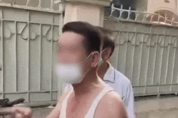 Ông chú đi thể dục bị công an nhắc liền mắng: 'Mày bất lịch sự thế'