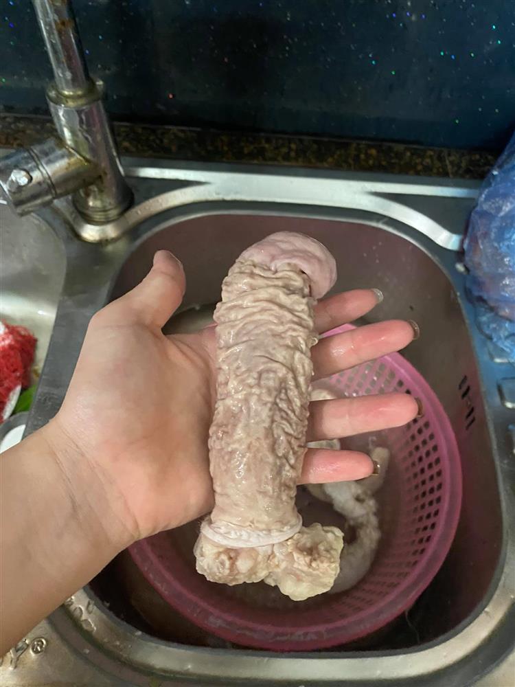 Ngượng tái mặt vì luộc lòng lợn mà lại thành của quý rõ mồn một-1