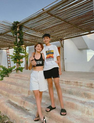 Khả Ngân nhiều lần lộ body trơ xương ngực trước khi ho ra máu-2