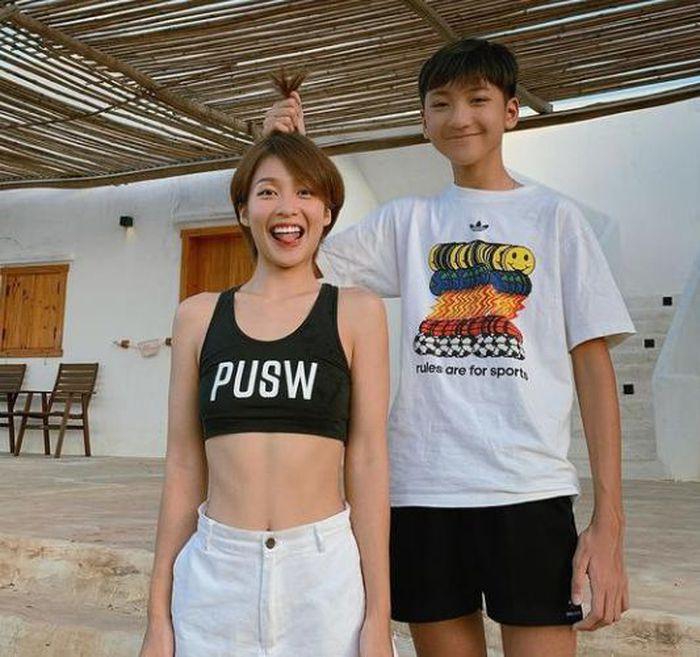 Khả Ngân nhiều lần lộ body trơ xương ngực trước khi ho ra máu-1