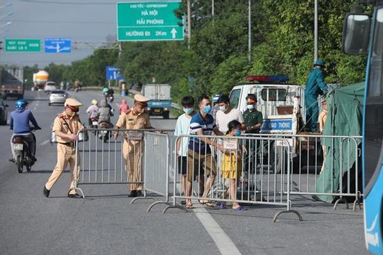 Lưu thông qua Hà Nội trong những ngày giãn cách cần lưu ý gì?
