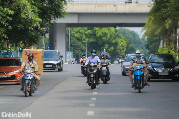 Thực hiện Chỉ thị 17 của Chủ tịch UBND TP Hà Nội, toàn TP sẽ bắt đầu thực hiện cách ly toàn xã hội trong vòng 15 ngày kể từ ngày 24/7 để đảm bảo công tác phòng chống dịch Covid-19. Cụ thể, sẽ thực hiện theo nguyên tắc gia đình cách ly với gia đình; khu phố cách ly với khu phố; thôn bản cách ly với thôn bản; xã, phường cách ly với xã, phường; quận, huyện cách ly với quận, huyện.