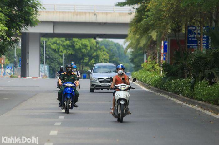 Trong đó huy động 4.147 cảnh sát khu vực quản lý chặt nơi cư trú; huy động 789 tổ công tác ở công an các quận, huyện, thị xã để tăng cường kiểm tra vi phạm; bước đầu đã xử phạt 1.359 trường hợp vi phạm ra ngoài không đúng quy định, không đeo khẩu trang và 32 cơ sở kinh doanh hoạt động không đúng quy định...