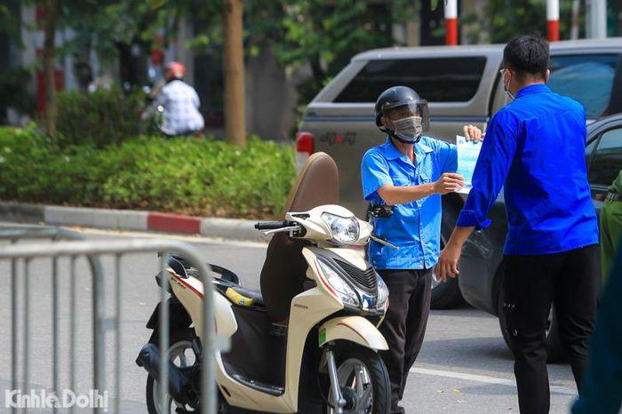 Theo ghi nhận, tại chốt kiểm soát trên đường Đào Tấn (phường Ngọc Khánh, quận Ba Đình) sáng ngày 29/7, toàn bộ các phương tiện lưu thông qua đây đều được yêu cầu dừng xe, kiểm tra giấy tờ và lý do đi ra ngoài đường.