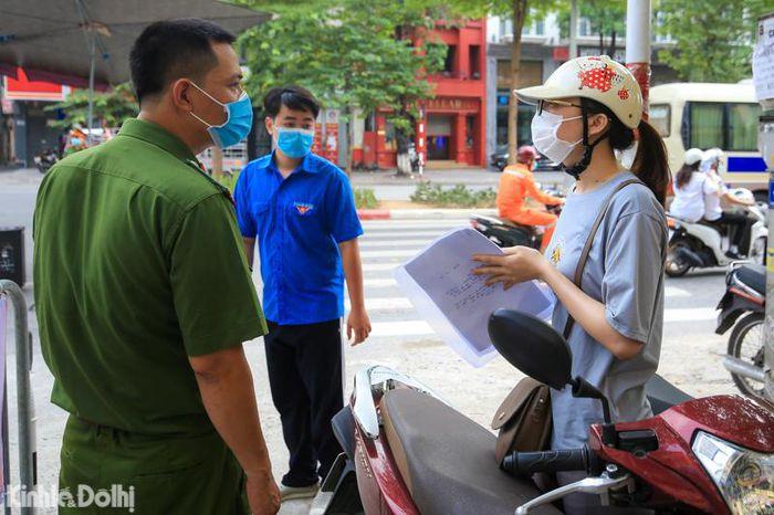 Cụ thể, những trường hợp ra ngoài phải có giấy xác nhận nơi đang công tác, chính quyền địa phương xác nhận không thuộc diện cách ly, chứng thực ra đường với mục đích thiết yếu.