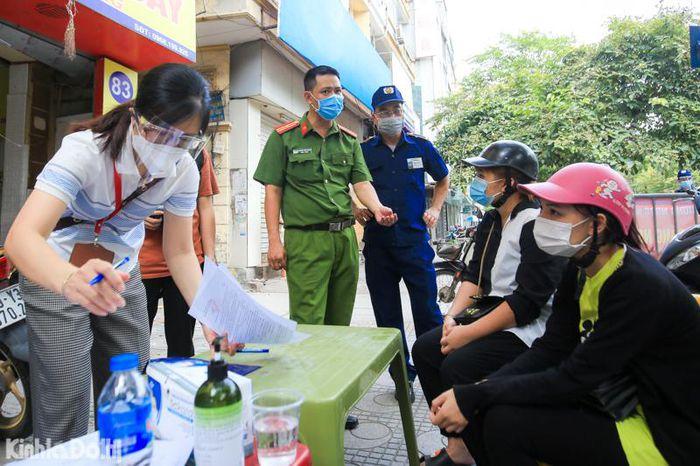 Cụ thể, qua kiểm tra 2 trường hợp thừa nhận ra ngoài với lý do đi mua điện thoại. Đây là trường hợp ra ngoài với mục đích không thiết yếu và đã bị lực lượng chức năng xử phạt hành chính 4 triệu đồng. Được biết, tính đến hết ngày 28/7 Công an TP Hà Nội đã lập 29 chốt kiểm soát các cửa ngõ Thủ đô, tăng 7 chốt so với thời gian đầu.