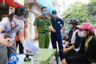 Hà Nội: Đang giãn cách vẫn đi mua điện thoại, 2 người bị xử phạt 4 triệu