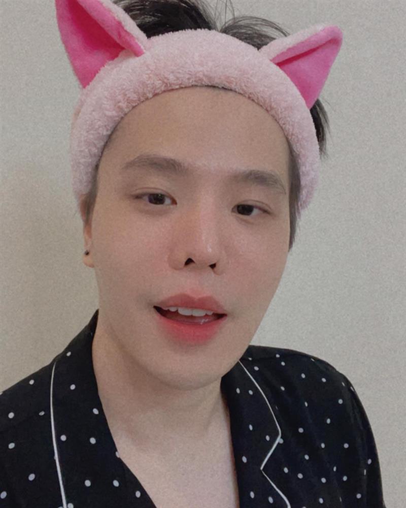 Trịnh Thăng Bình trổ bóng với mặt cả tảng phấn, còn đánh cả son?-3