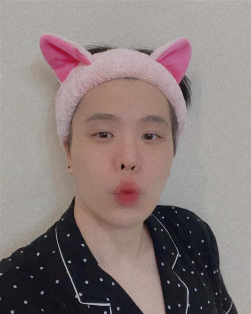 Trịnh Thăng Bình trổ bóng với mặt cả tảng phấn, còn đánh cả son?-2