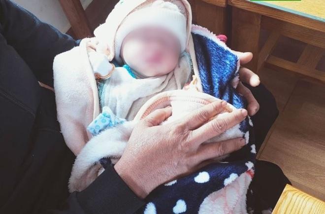 Phát hiện hai trẻ sơ sinh bị bỏ rơi dọc đường-1