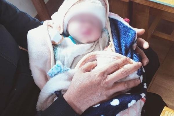 Bé mồ côi bị bà vứt, không cho nhập hộ khẩu chỉ vì là cháu ngoại-2