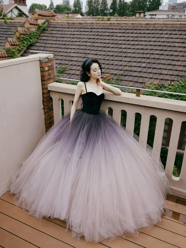 Địch Lệ Nhiệt Ba đẹp mê mẩn nhưng lại lộ cánh tay tong teo-1