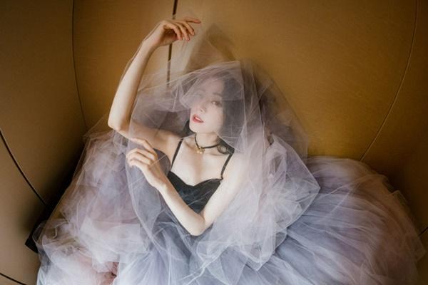 Địch Lệ Nhiệt Ba đẹp mê mẩn nhưng lại lộ cánh tay tong teo-2