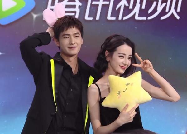 Địch Lệ Nhiệt Ba đẹp mê mẩn nhưng lại lộ cánh tay tong teo-7