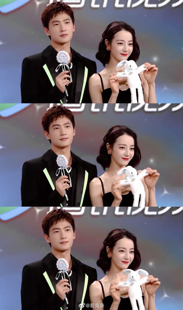 Địch Lệ Nhiệt Ba đẹp mê mẩn nhưng lại lộ cánh tay tong teo-9