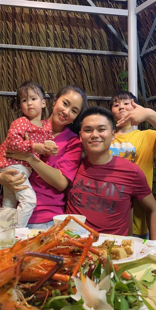 Lê Phương bị chất vấn không đeo nhẫn cưới với chồng trẻ-3