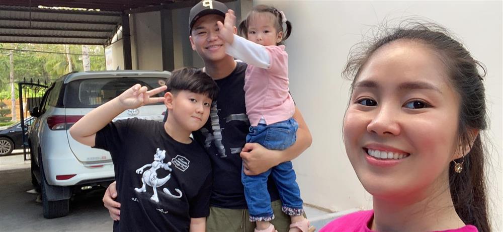 Lê Phương bị chất vấn không đeo nhẫn cưới với chồng trẻ-2