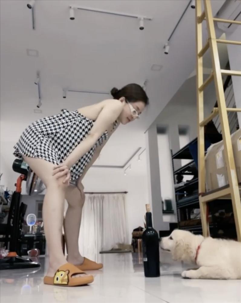 Trâm Anh trêu chó mà khiến người xem thót tim vì chỉ sợ lộ hàng-2