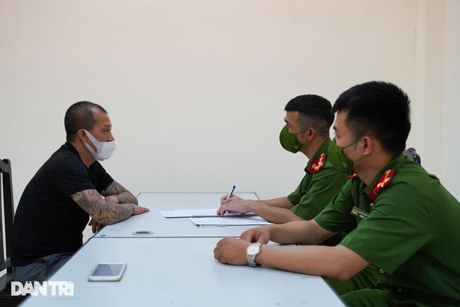 Clip: Cặp vợ chồng thông chốt chợ Yên Phụ khai gì?-6