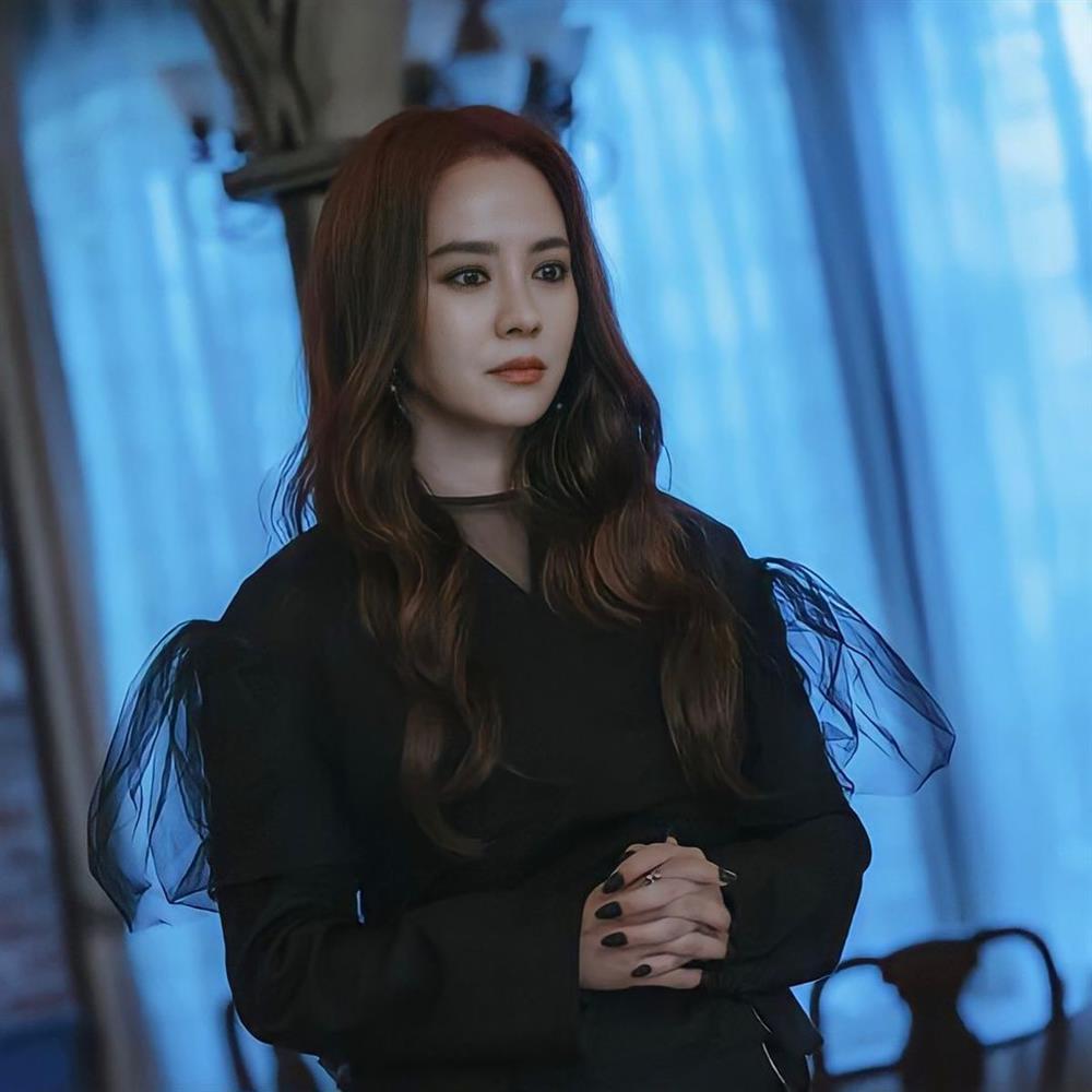 Song Ji Hyo gây choáng khi hóa ác nữ trong phim mới-2