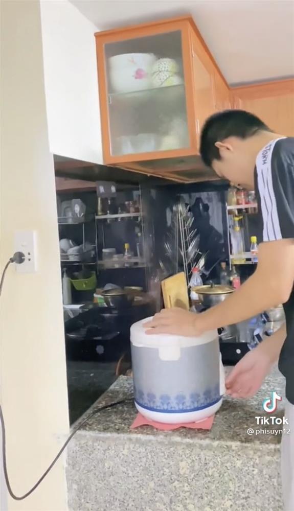 Chàng trai nấu cơm 1 ly gạo 3 ly nước kết quả có gì đó không ổn-2