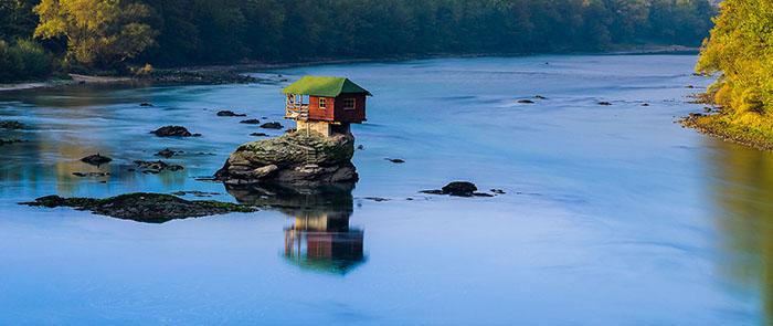 Ngôi nhà kỳ lạ trên mỏm đá, cô độc giữa núi rừng-1