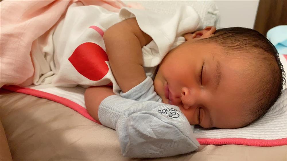 Con gái Võ Hạ Trâm xuất hiện chính diện, đôi mắt Ấn Độ tuyệt đẹp-2