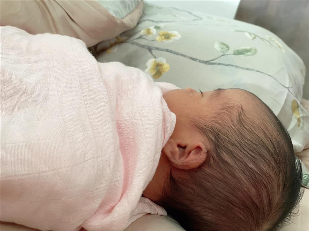 Con gái Võ Hạ Trâm xuất hiện chính diện, đôi mắt Ấn Độ tuyệt đẹp-4