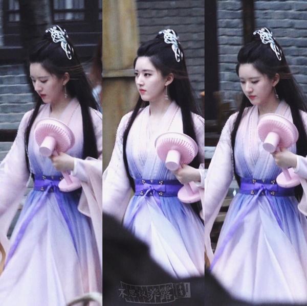 Triệu Lộ Tư dắt chó đi dạo, fan khen không ngớt nhan sắc đời thực-3