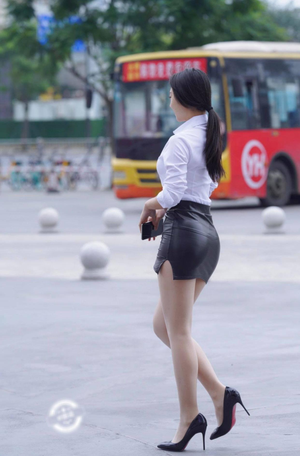 Chị đẹp show vòng 3 căng đét với chân váy da bóng.