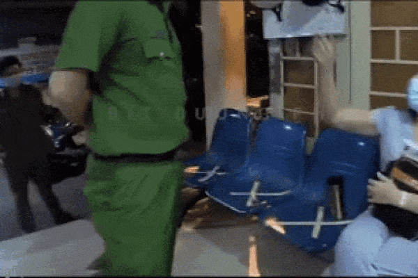 Đi dạo bị bắt, bà thím hất hàm yêu cầu công an khai tên tuổi, nhân thân