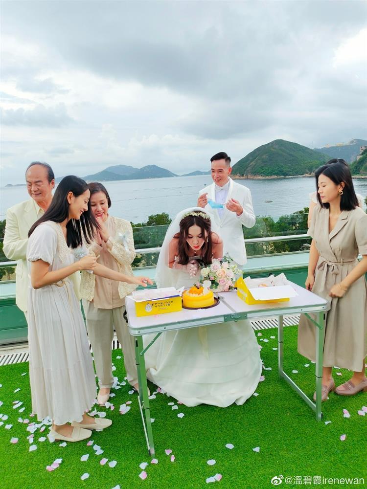 Ôn Bích Hà mặc váy cô dâu, tiệc sinh nhật tưởng đâu tiệc cưới-3