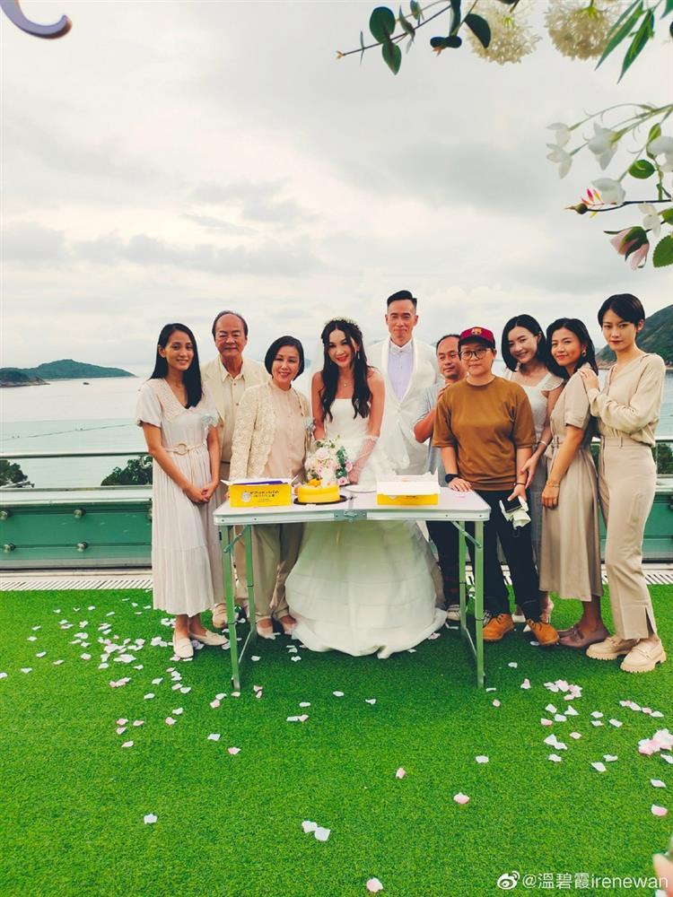 Ôn Bích Hà mặc váy cô dâu, tiệc sinh nhật tưởng đâu tiệc cưới-6